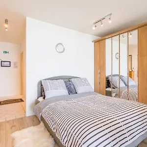 Appartement Luxueuze Vakantiestudio Met Zeezicht En Terras In, Oostende